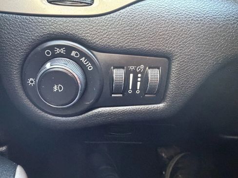 Used 2017 Jeep Cherokee Latitude FWD image 17