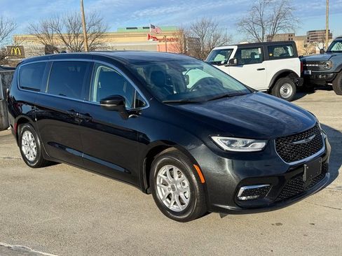 Used 2023 Chrysler Pacifica Touring-L image 6