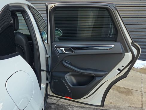 Certified 2022 Porsche Macan image 22