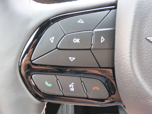 Used 2021 Chrysler Pacifica Touring AWD/4WD image 13