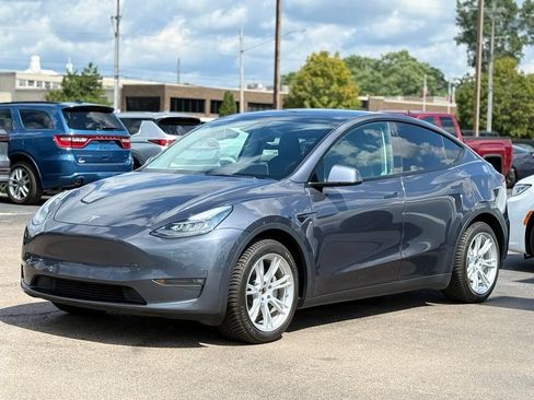 Used 2022 Tesla Model Y Long Range AWD/4WD image 39