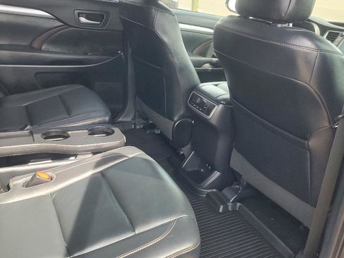 Used 2019 Toyota Highlander XLE AWD/4WD image 19