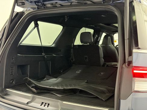Used 2023 Lincoln Navigator L Reserve AWD/4WD image 9