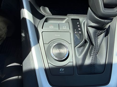 Used 2023 Toyota RAV4 LE AWD/4WD image 18