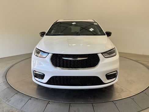 New 2026 Chrysler Pacifica Limited image 2