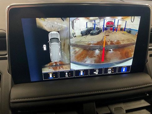 Used 2023 Chevrolet Suburban Z71 w/ Luxury Package image 21