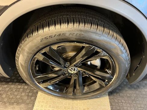 Certified 2023 Volkswagen Tiguan SE R-Line FWD image 9