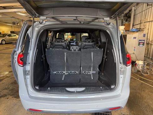 Used 2025 Chrysler Pacifica Limited FWD image 18