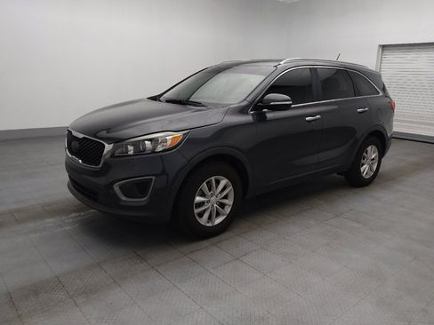 Used 2017 Kia Sorento FWD image 2