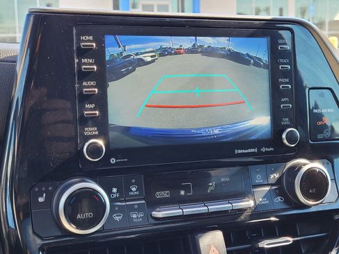 Used 2021 Toyota Highlander XLE image 24