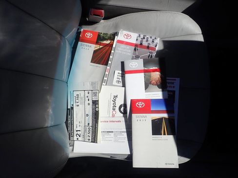 Used 2013 Toyota Sienna XLE image 23