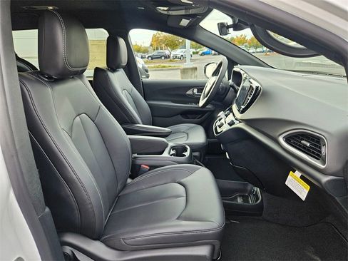 New 2026 Chrysler Voyager LX image 37