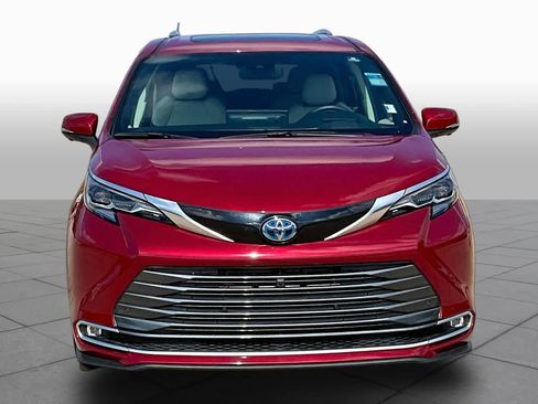 Used 2025 Toyota Sienna Platinum AWD/4WD image 4