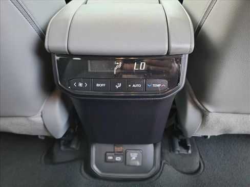 Used 2026 Toyota Highlander Limited AWD/4WD image 18
