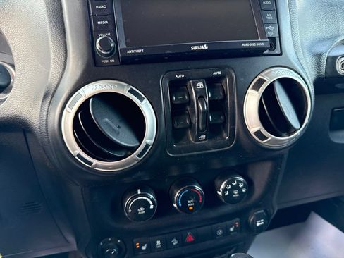 Used 2018 Jeep Wrangler Unlimited Rubicon w/ Connectivity Group AWD/4WD image 33