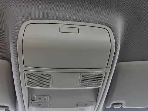 Used 2010 Volkswagen Tiguan S image 22