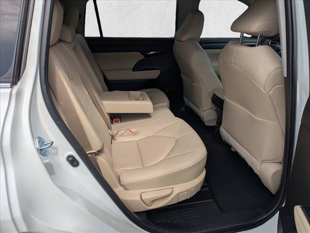 Used 2023 Toyota Highlander XLE FWD image 17