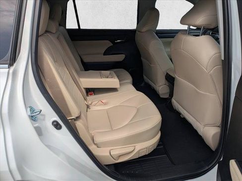 Used 2023 Toyota Highlander XLE FWD image 17