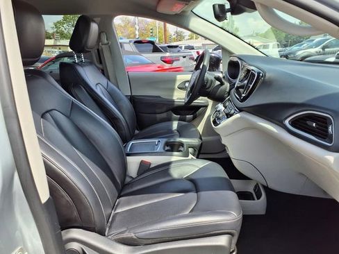 Used 2024 Chrysler Pacifica Touring-L FWD image 23