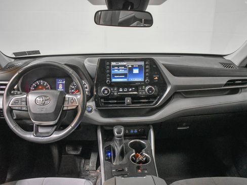 Used 2022 Toyota Highlander LE image 9