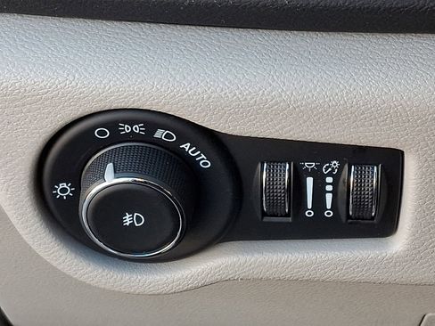 Used 2024 Chrysler Pacifica Touring-L image 25