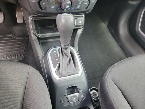 Used 2018 Jeep Renegade Latitude w/ Cold Weather Group image 19