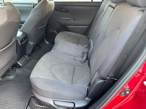 Used 2022 Toyota Highlander LE image 11