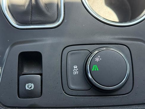 Used 2021 Chevrolet Traverse LT image 25