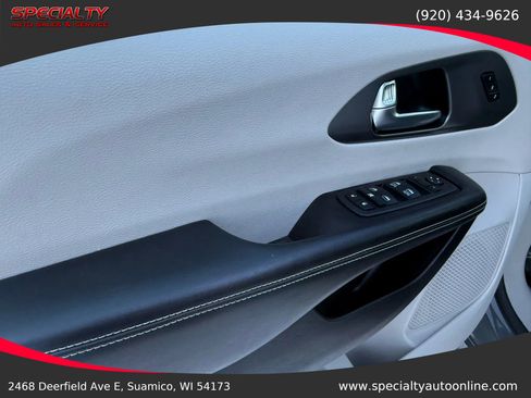 Used 2022 Chrysler Pacifica Touring-L image 37