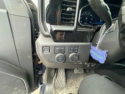 Used 2022 Chevrolet Silverado 1500 LT Trail Boss w/ LT Trail Boss Premium Package AWD/4WD image 17