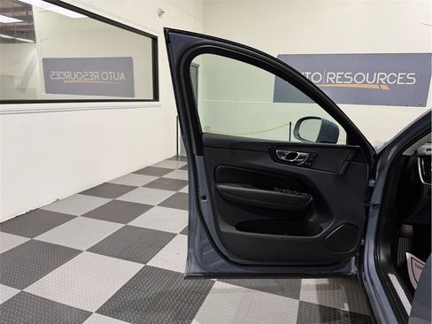 Used 2022 Volvo XC60 B5 Momentum image 13