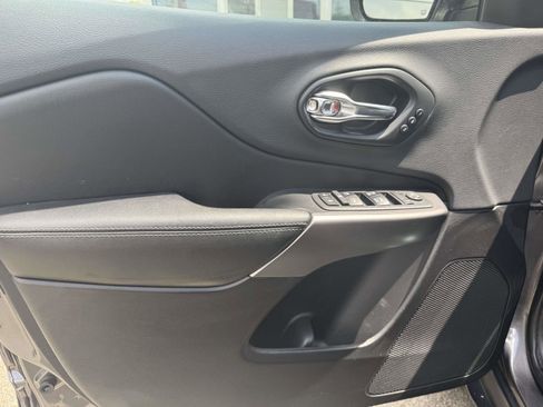 Used 2019 Jeep Cherokee Limited AWD/4WD image 16