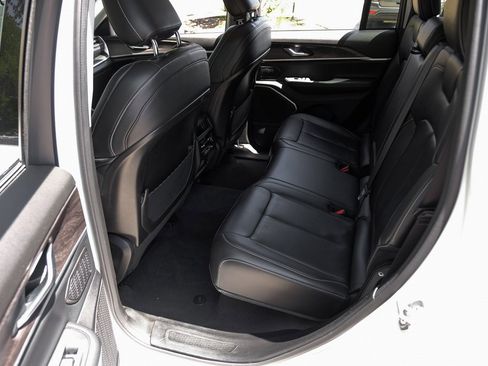 Used 2022 Jeep Grand Cherokee Limited image 50