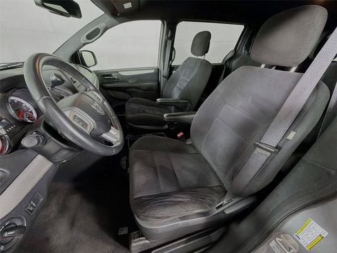 Used 2015 Dodge Grand Caravan SE w/ Quick Order Package 29E SE FWD image 2