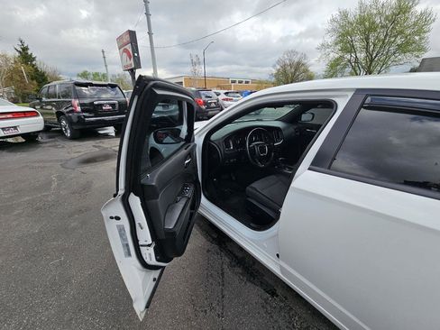 Used 2018 Dodge Charger SXT image 18