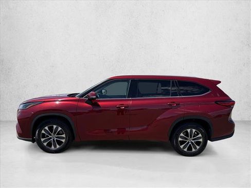 Used 2022 Toyota Highlander XLE FWD image 9