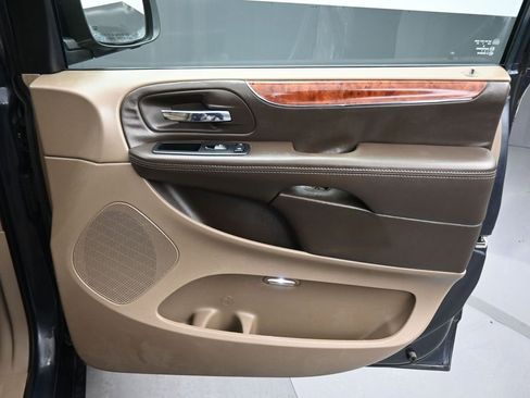 Used 2014 Chrysler Town & Country Touring image 47