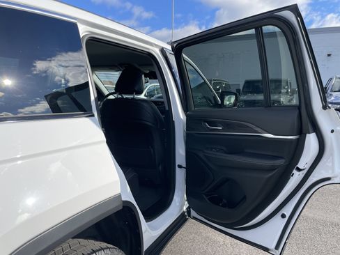 Certified 2023 Jeep Grand Cherokee Limited image 16