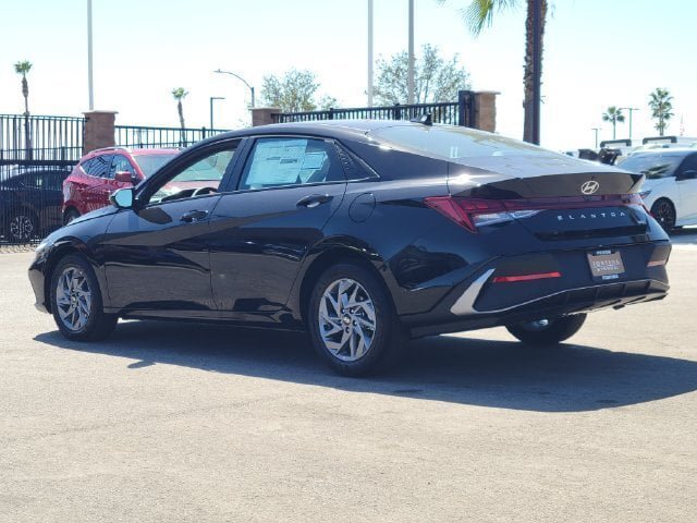 New 2026 Hyundai Elantra Hybrid FWD image 3