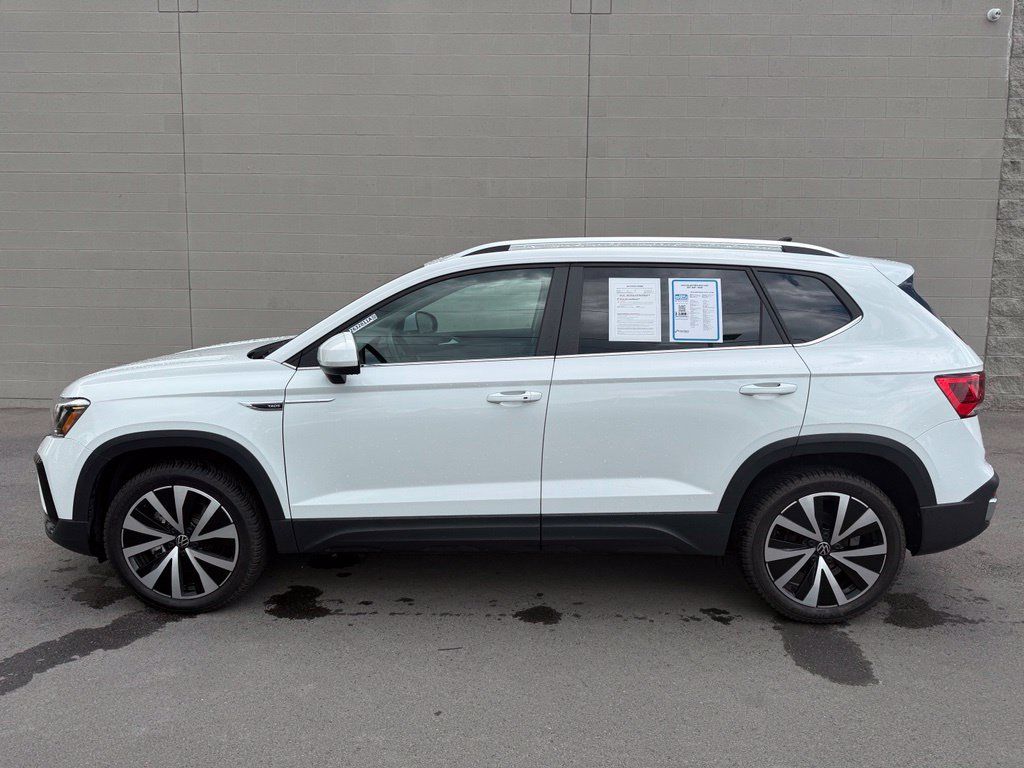 Used 2022 Volkswagen Taos SE w/ IQ.Drive SE Package FWD image 2