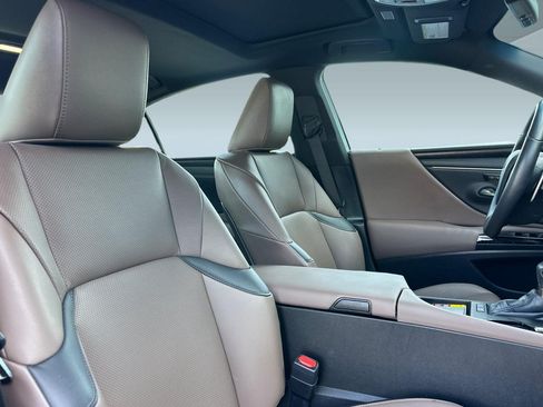 Used 2025 Lexus ES 300h w/ Premium Package FWD image 31