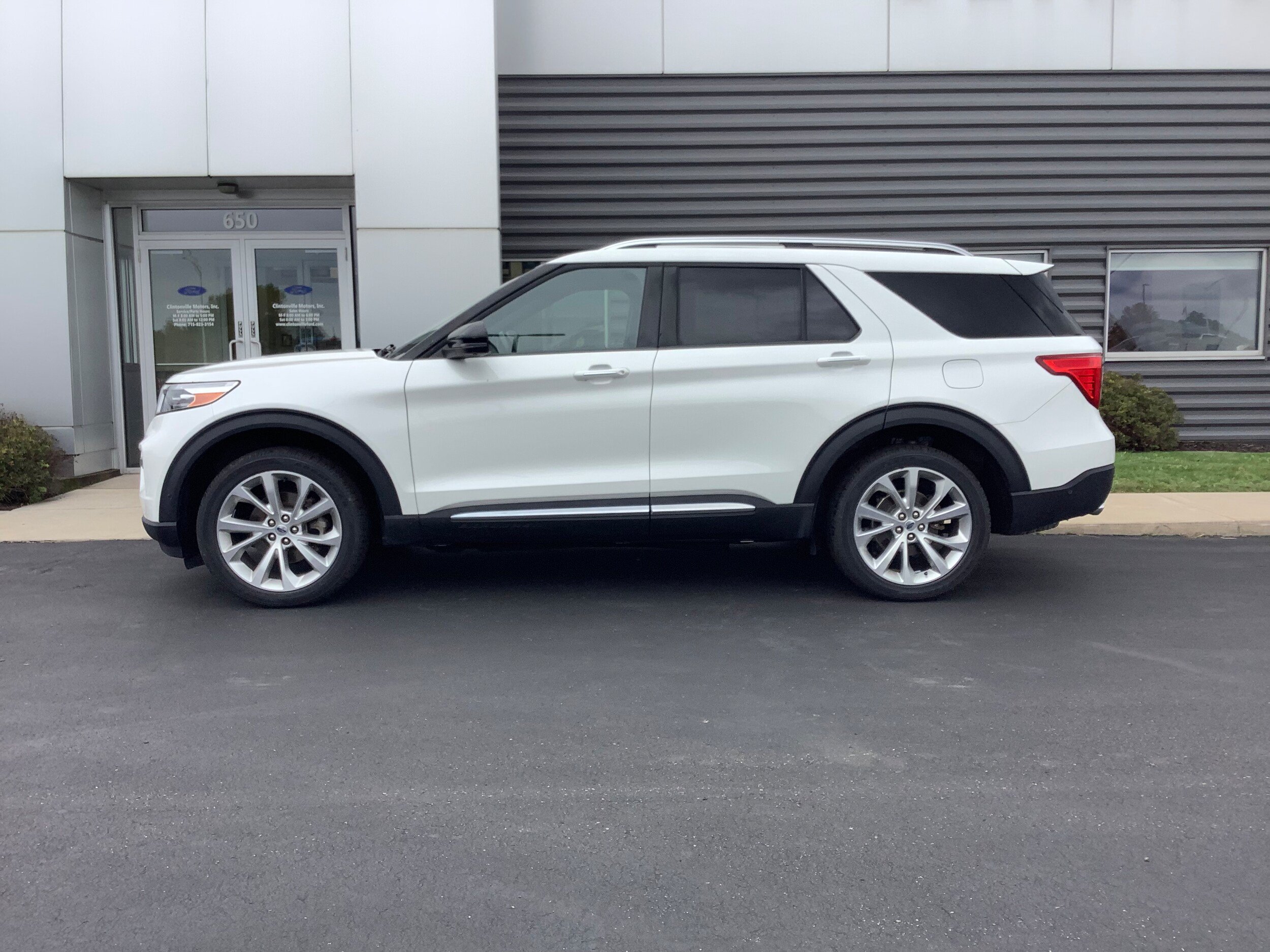 Used 2022 Ford Explorer Platinum w/ Equipment Group 601A AWD/4WD image 2