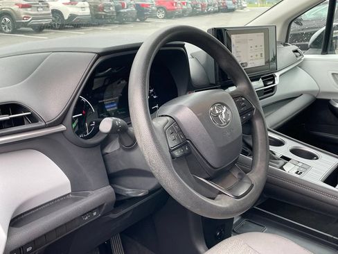 Used 2025 Toyota Sienna LE FWD image 9