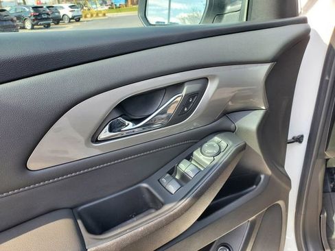 Used 2023 Chevrolet Traverse LT image 10