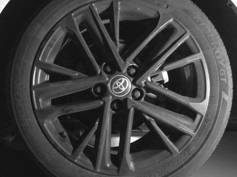 Used 2025 Toyota Camry SE image 11