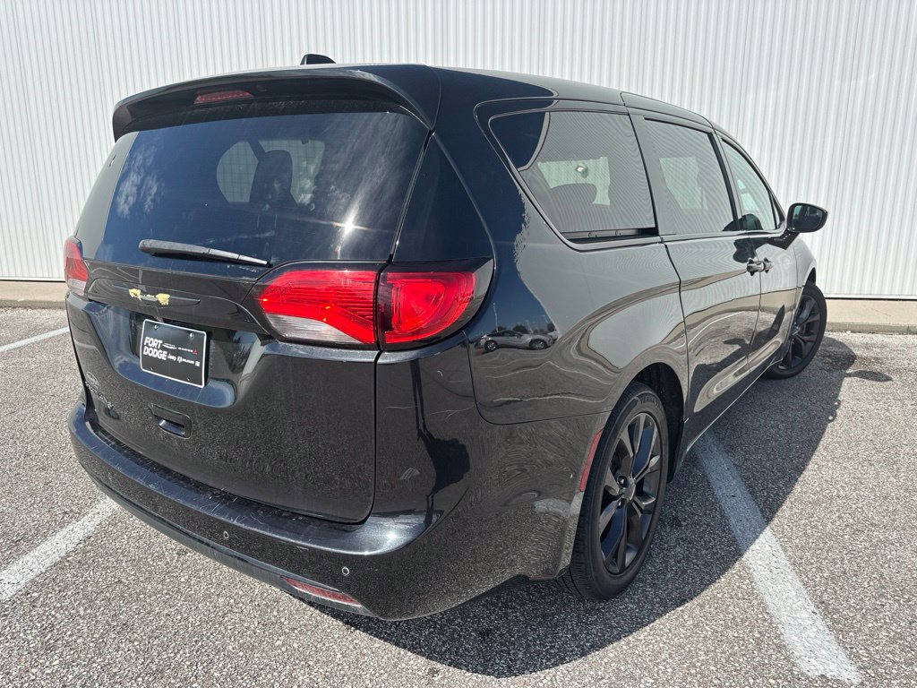 Used 2018 Chrysler Pacifica Touring Plus w/ S Appearance Package FWD image 7