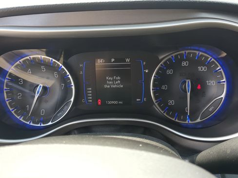 Used 2020 Chrysler Pacifica Touring w/ Tire & Wheel Group FWD image 14