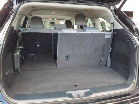 Used 2024 Toyota Highlander LE AWD/4WD image 17