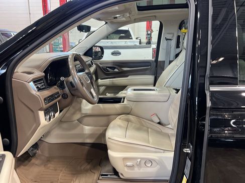 Used 2021 GMC Yukon XL Denali w/ Denali Premium Package image 14