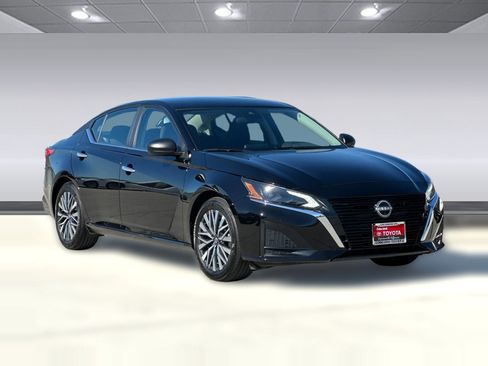Used 2025 Nissan Altima 2.5 SV FWD image 6